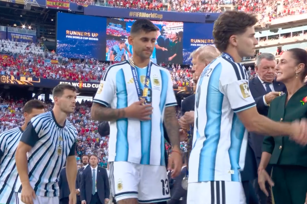 Cristian Romero snubs Trump handshake in World Cup final medal presentation – UK Times Cristian Romero snubs Trump handshake in World Cup final medal presentation – UK Times