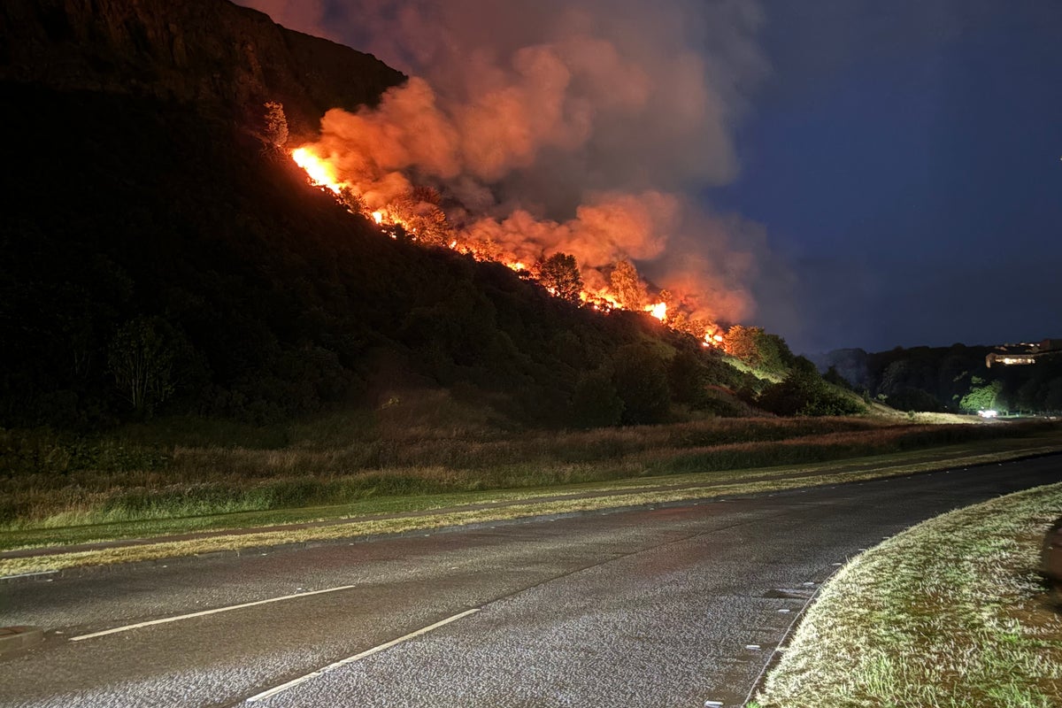 Arthur’s Seat fire: Crews remain at blaze on Edinburgh landmark – UK Times Arthur’s Seat fire: Crews remain at blaze on Edinburgh landmark – UK Times
