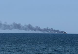 Un navire civil brûle lors de l'invasion de l'Ukraine par la Russie le 19 juillet 2026 à Odessa, en Ukraine.