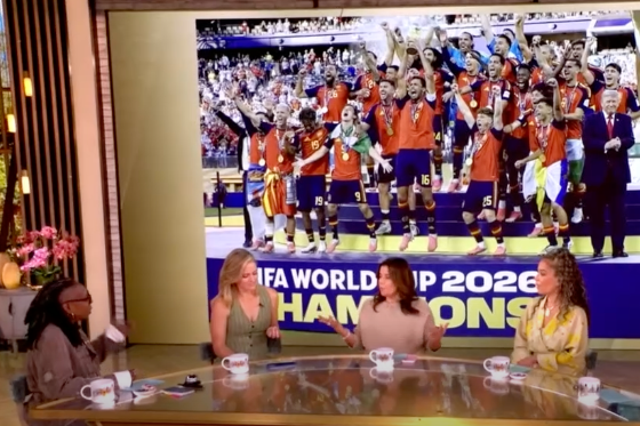 <p>Las anfitrionas de ‘The View’ criticaron la aparición de Trump en la final de la Copa del Mundo</p>