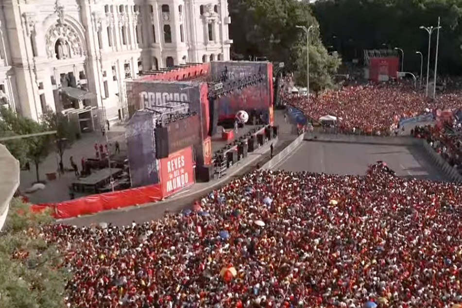 View of the stage at the end of Spain's trophy parade route (ESPN)
