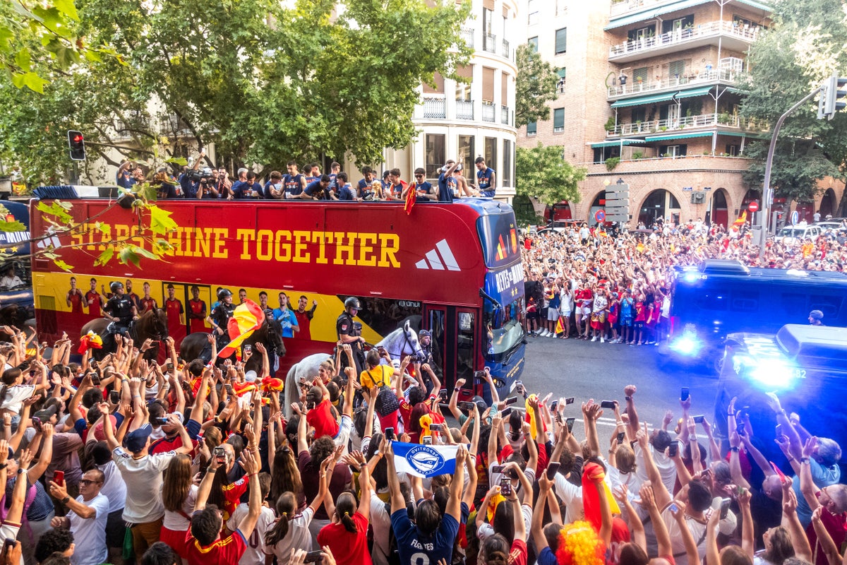 Os jogadores espanhóis vencedores da Copa do Mundo recebem boas-vindas reais em casa e desfilam diante de quase 2 milhões de pessoas
