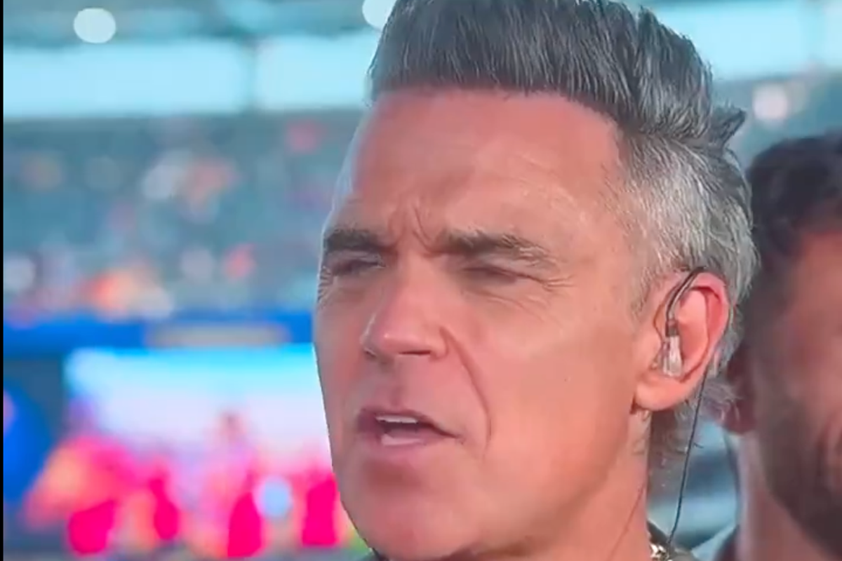 Robbie Williams addresses World Cup final TV incident after white object falls from mouth – UK Times Robbie Williams addresses World Cup final TV incident after white object falls from mouth – UK Times