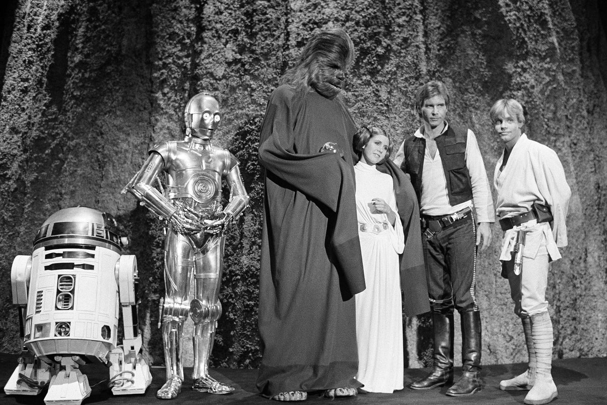 Luke Skywalker’s ‘Empire Strikes Back’ lightsaber with severed hand attached auctioned for .75M – UK Times Luke Skywalker’s ‘Empire Strikes Back’ lightsaber with severed hand attached auctioned for .75M – UK Times