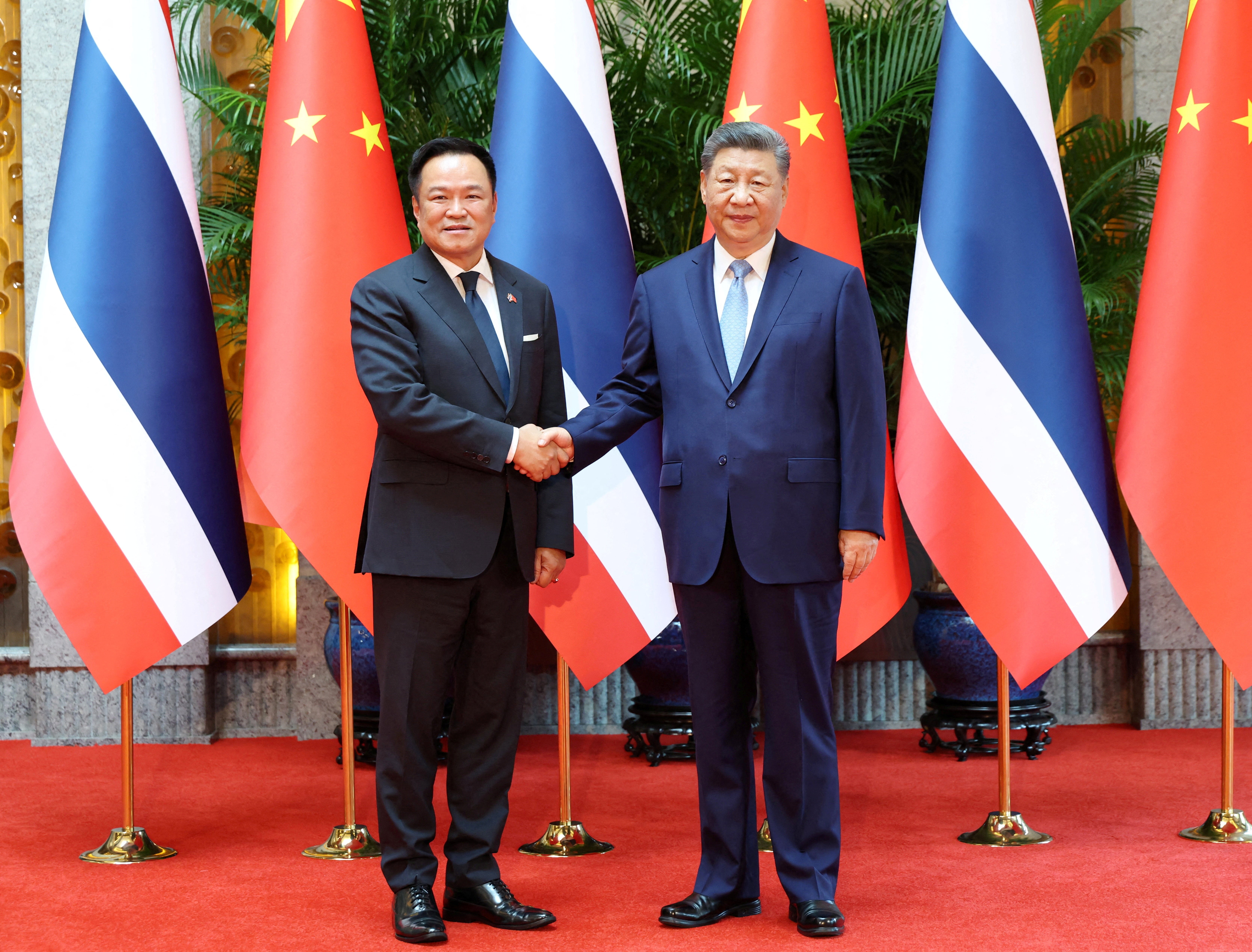 independent.co.uk - Maroosha Muzaffar - Thai leader serenades Chinese PM in bizarre example of 'musical diplomacy'