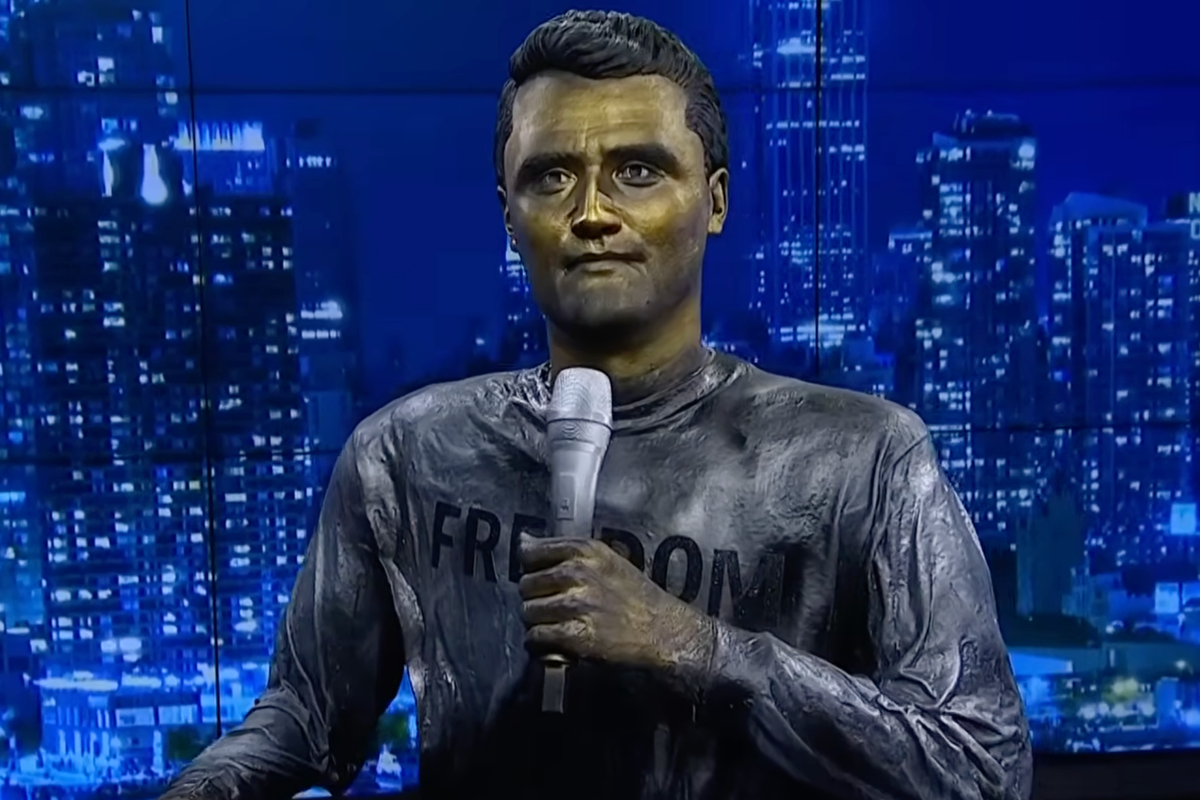 Escultor gasta US$ 100 mil para criar estátua em tamanho real de Charlie Kirk, mas ninguém aceita