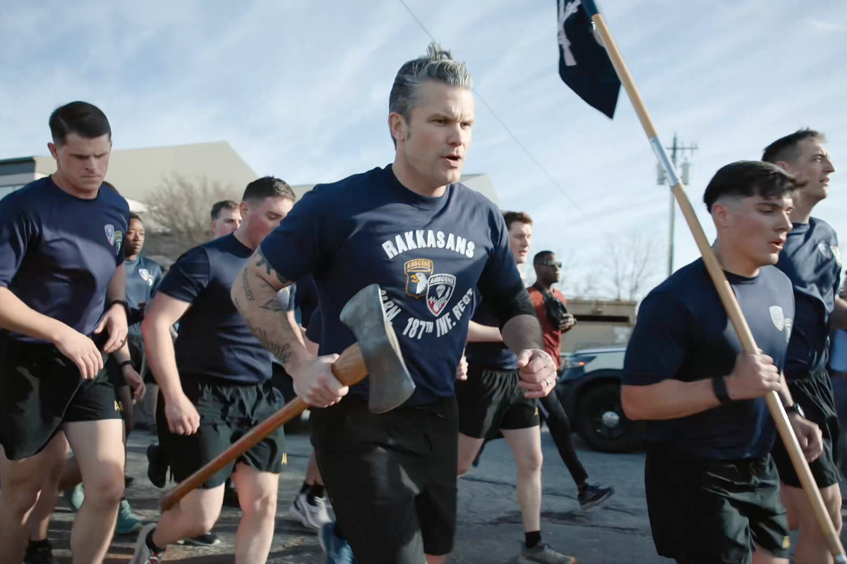Pete Hegseth criticado por especialistas em fitness por compartilhar constantemente vídeos de ‘treinos’ militares