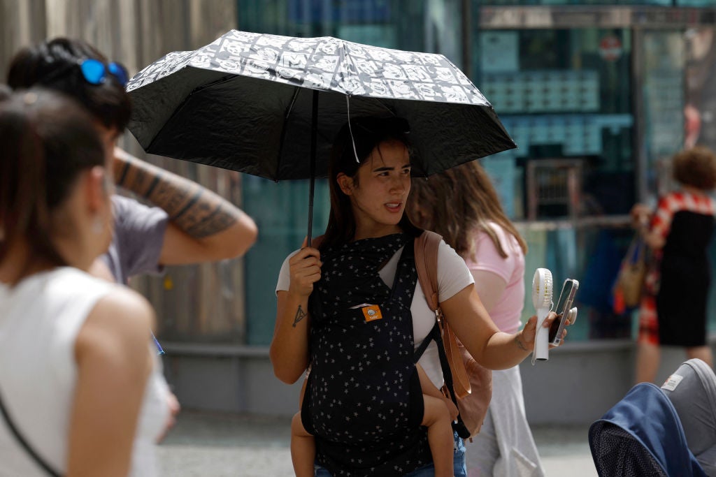 Parents face a growing dilemma as they strive to ensure their infants, toddlers, and young children benefit from outdoor activity while simultaneously protecting them from increasingly intense summer heat