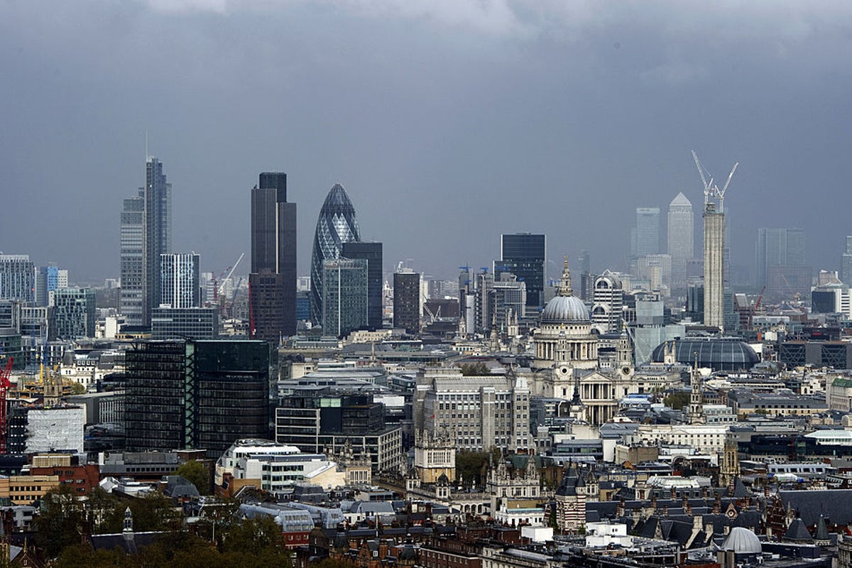EY Forecast Warns of UK Recession Risk Through 2027 Due to Strait of Hormuz Closure