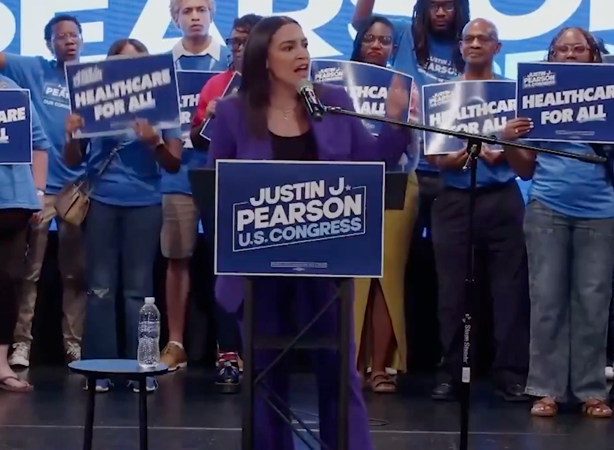 AOC krytykowana za "południowy akcent" na wiecu w Tennessee