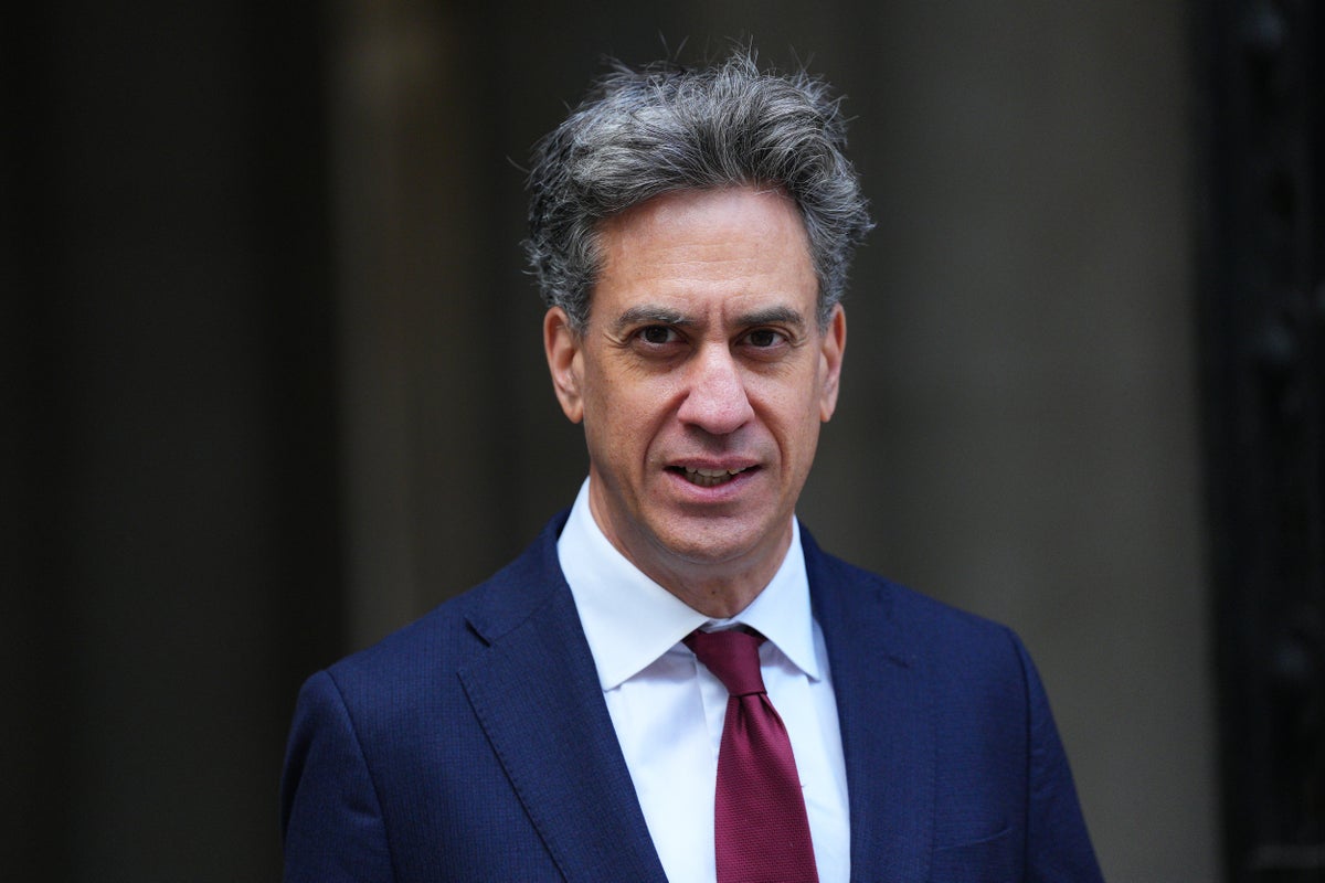 Ed Miliband visitará a França e a Espanha enquanto ambos os países lutam contra incêndios florestais devastadores