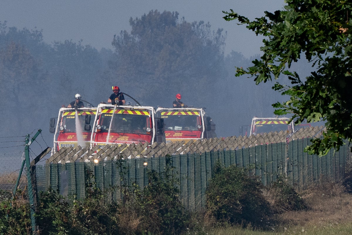 2 firefighters die in a building fire near France’s Bordeaux airport, flights delayed – UK Times 2 firefighters die in a building fire near France’s Bordeaux airport, flights delayed – UK Times