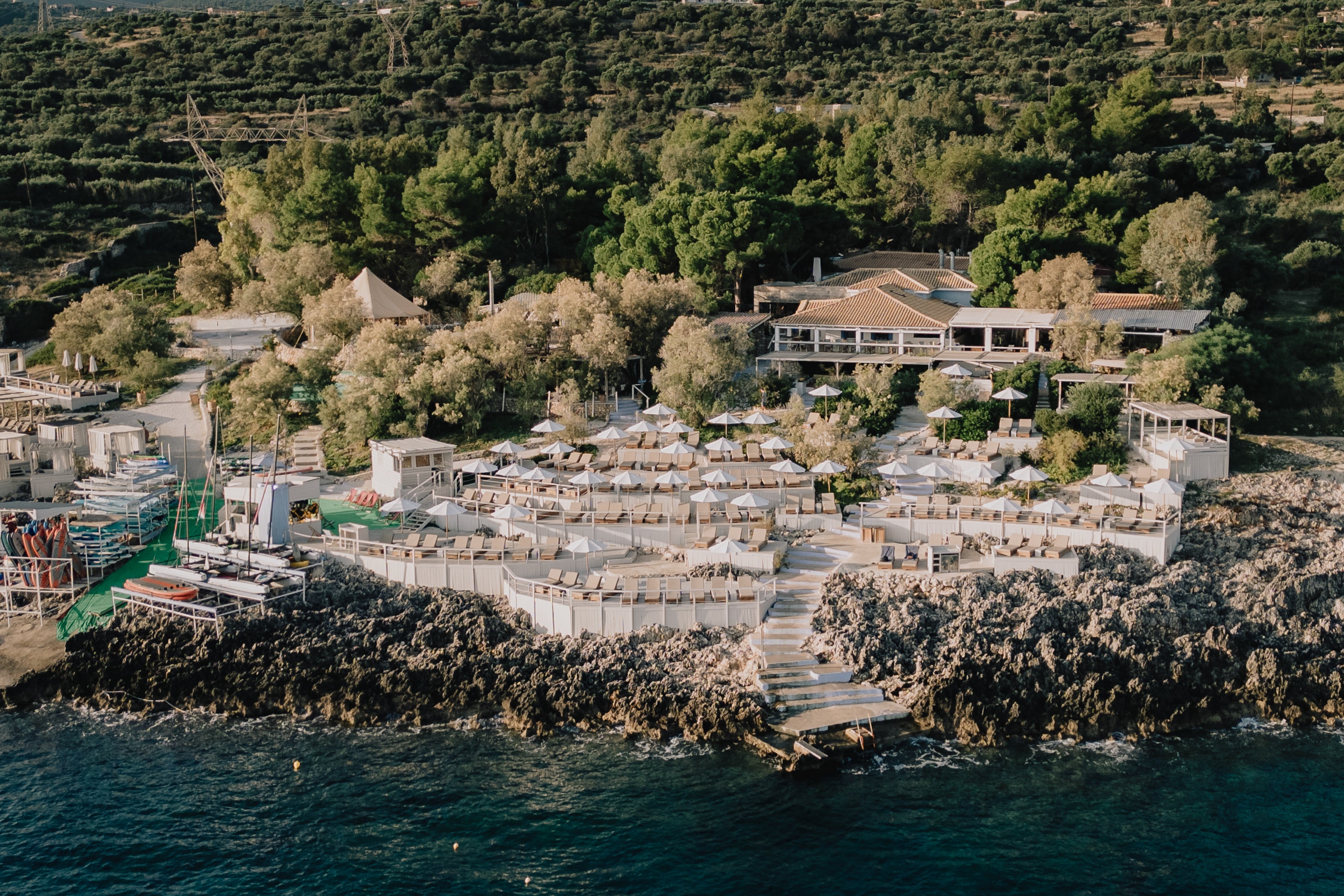 Switch between your private villa and the shoreside Peligoni Club (Nikolas Dost)