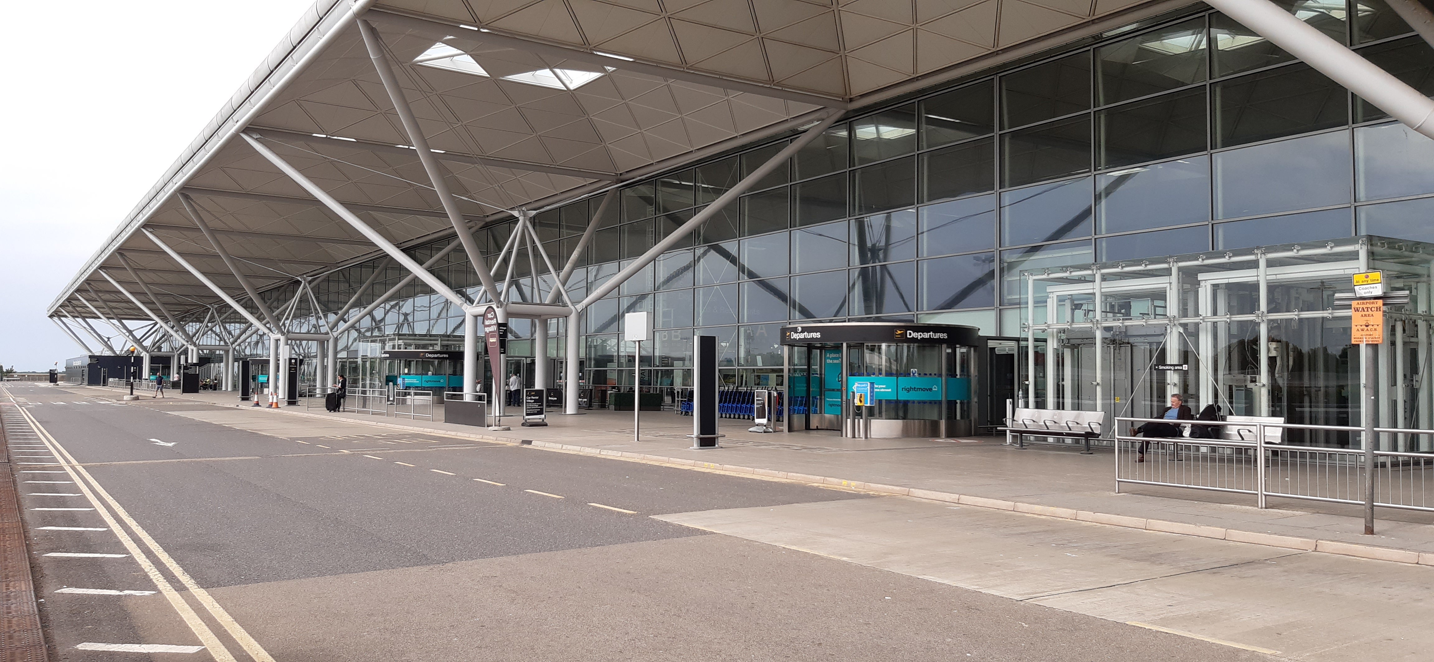 The UK airports with highest drop-off fees revealed as summer holidays get underway