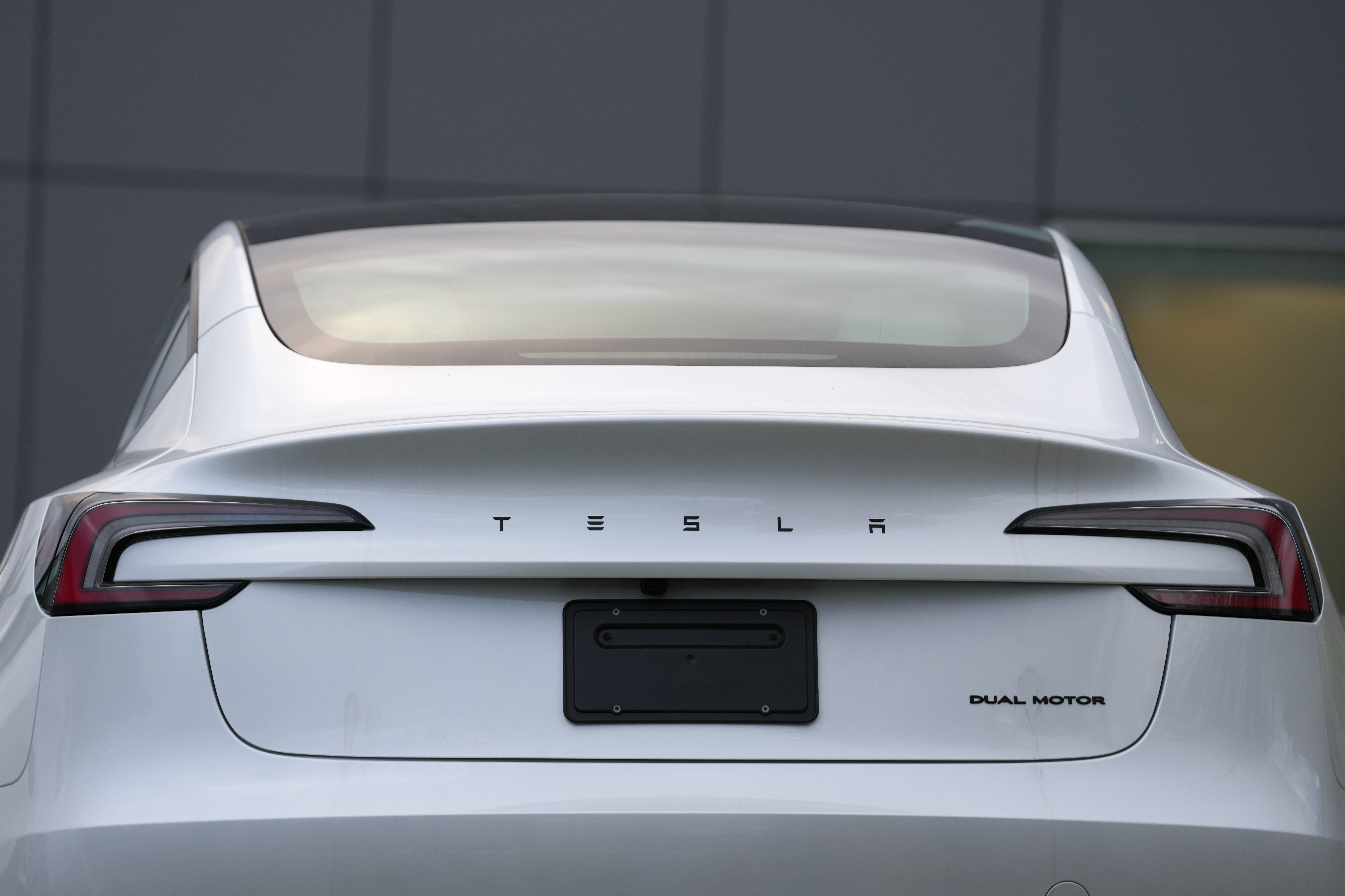 Прибутки Tesla впали через зростання витрат на дослідження, незважаючи на зростання продажів авто