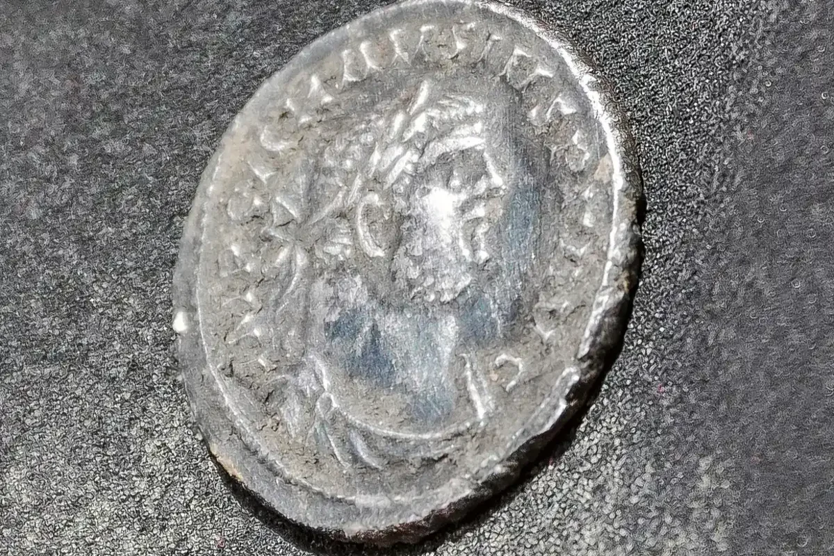 Rare 1,700-year-old coin of Britain’s usurper Roman emperor found during railway excavations – UK Times Rare 1,700-year-old coin of Britain’s usurper Roman emperor found during railway excavations – UK Times