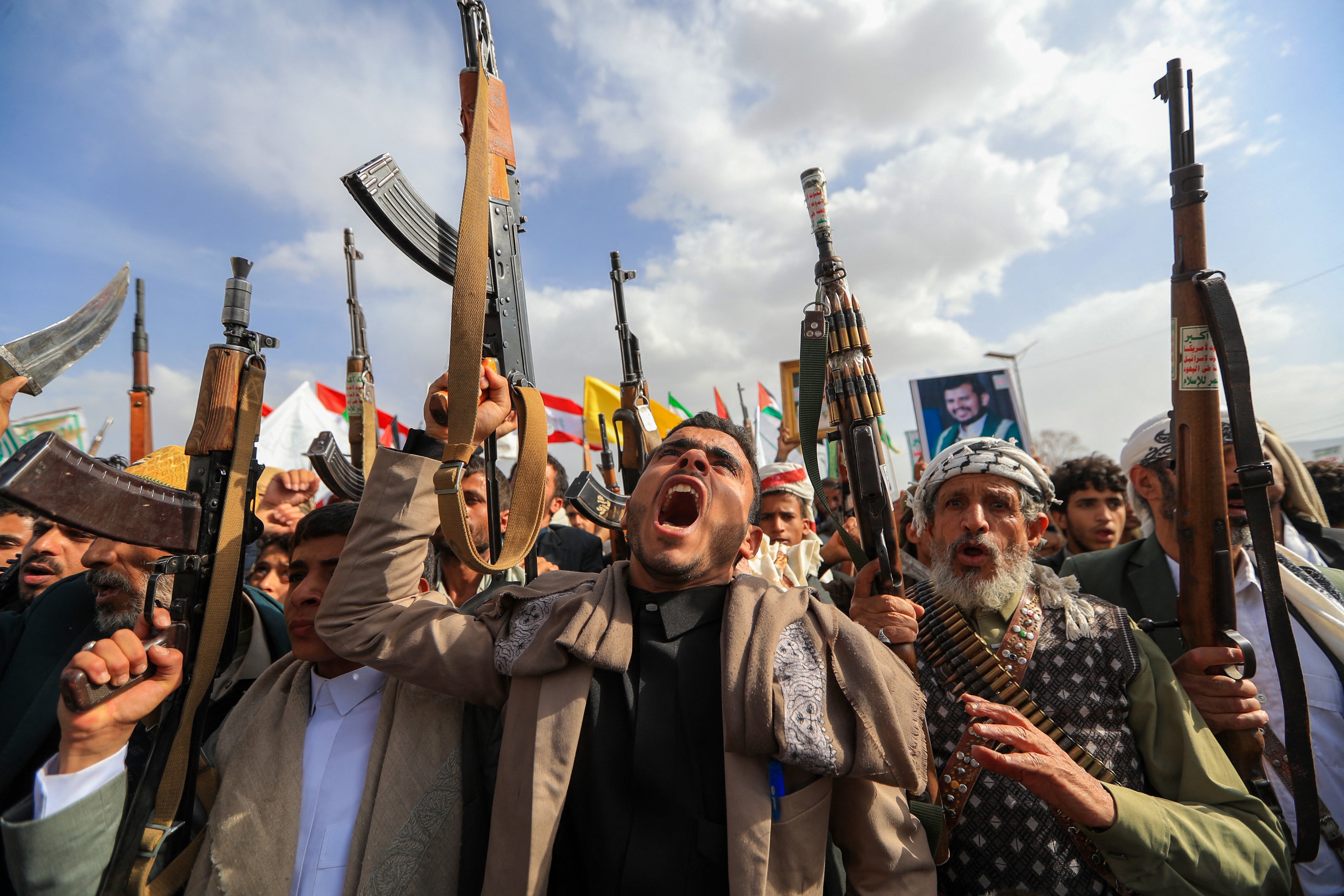 Apoiantes iemenitas armados do movimento Houthi, apoiado pelo Irão, exibem as suas armas em protesto contra os ataques dos EUA ao Irão.