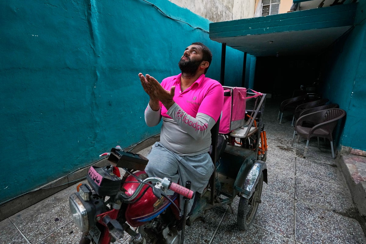 An accident took his legs. He adapted his motorcycle and rides on in Pakistan, in photos – UK Times