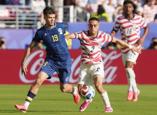 Sergino Dest of the USA in action with Bosnia and Herzegovina's Kerim Alajbegovic