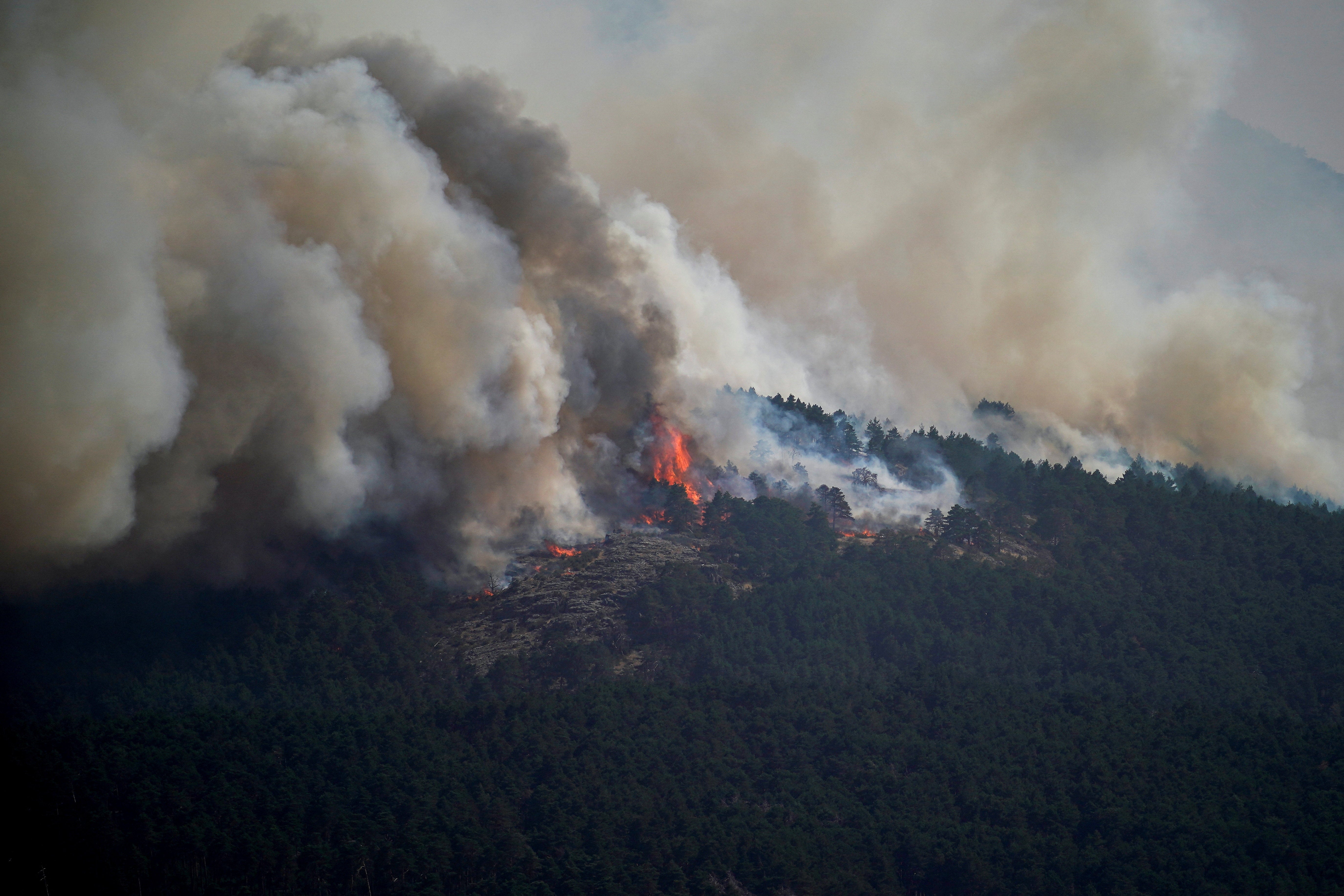 Smoke rises from the wildfire of La Mierla in Condemios de Arriba, Guadalajara