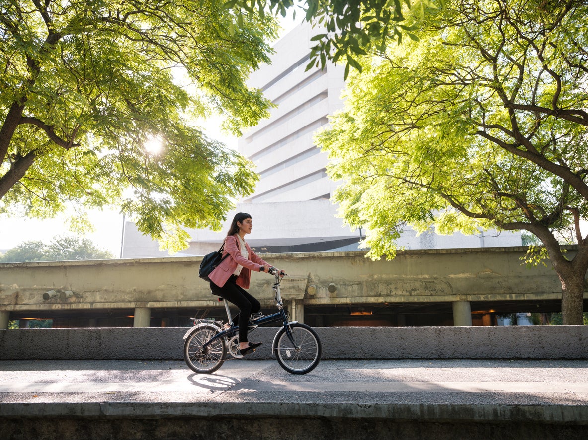 If you’ve considered bike commuting but assumed you needed expensive gear and to be in excellent physical shape, or worried about arriving at work disheveled or smelly, there are ways to overcome those hurdles (Getty Images)