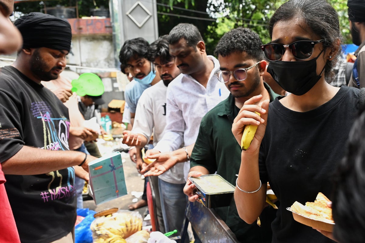 Supporters across India send food via delivery apps to sustain the Cockroach protest Supporters across India send food via delivery apps to sustain the Cockroach protest