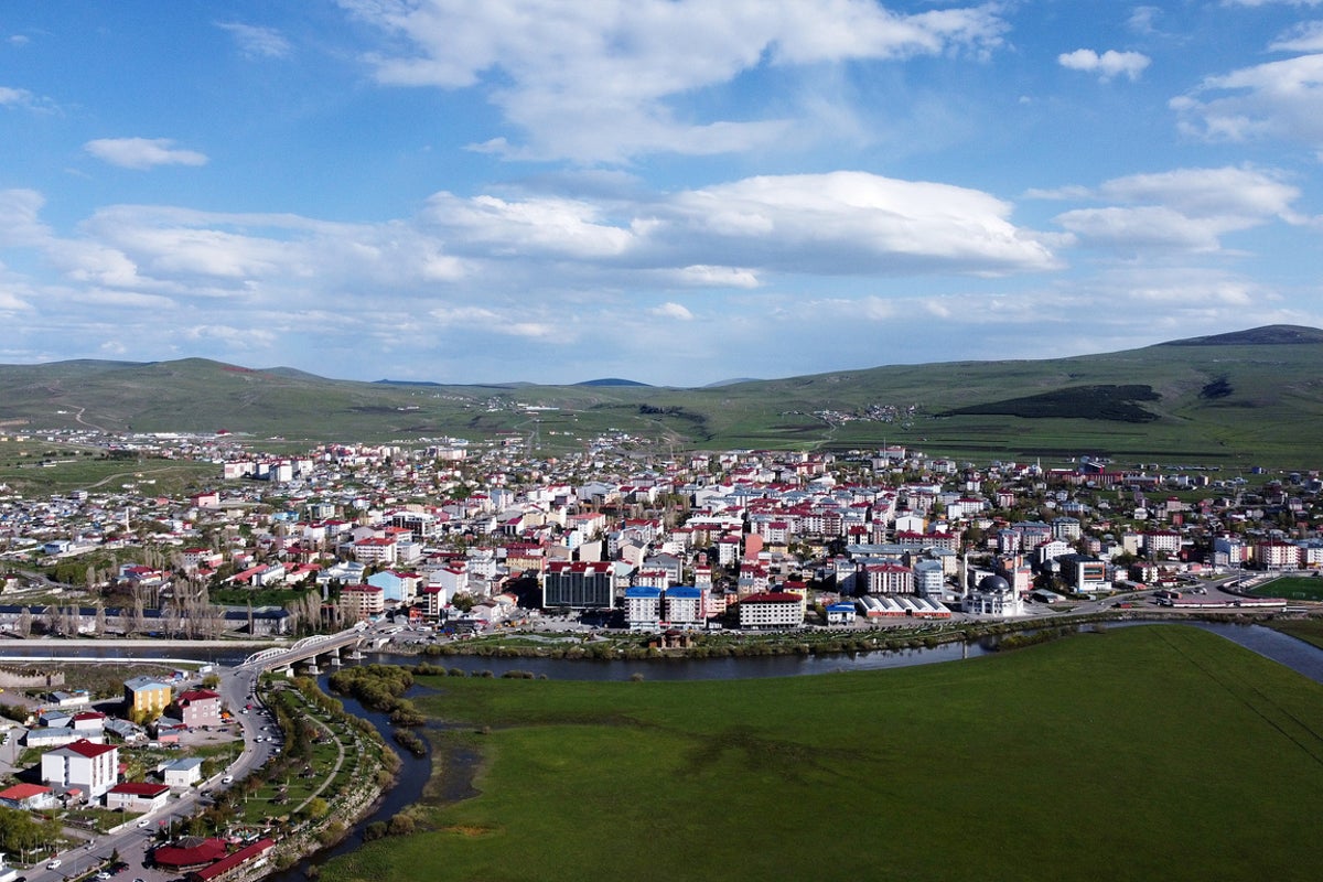 Türk vali, rahat bisiklet kıyafeti internette eleştiriye yol açınca görevden alındı