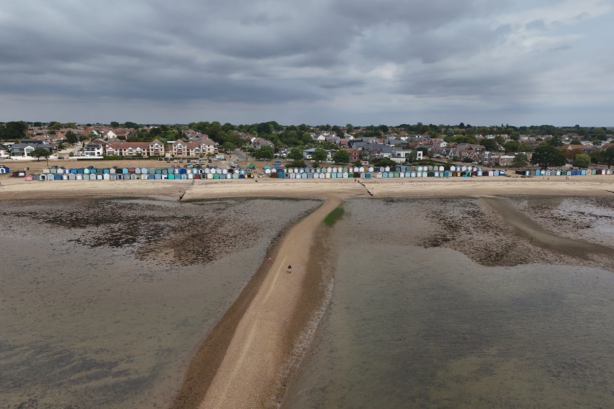 Mother and teenage girl who drowned off Essex beach named by family – UK Times Mother and teenage girl who drowned off Essex beach named by family – UK Times