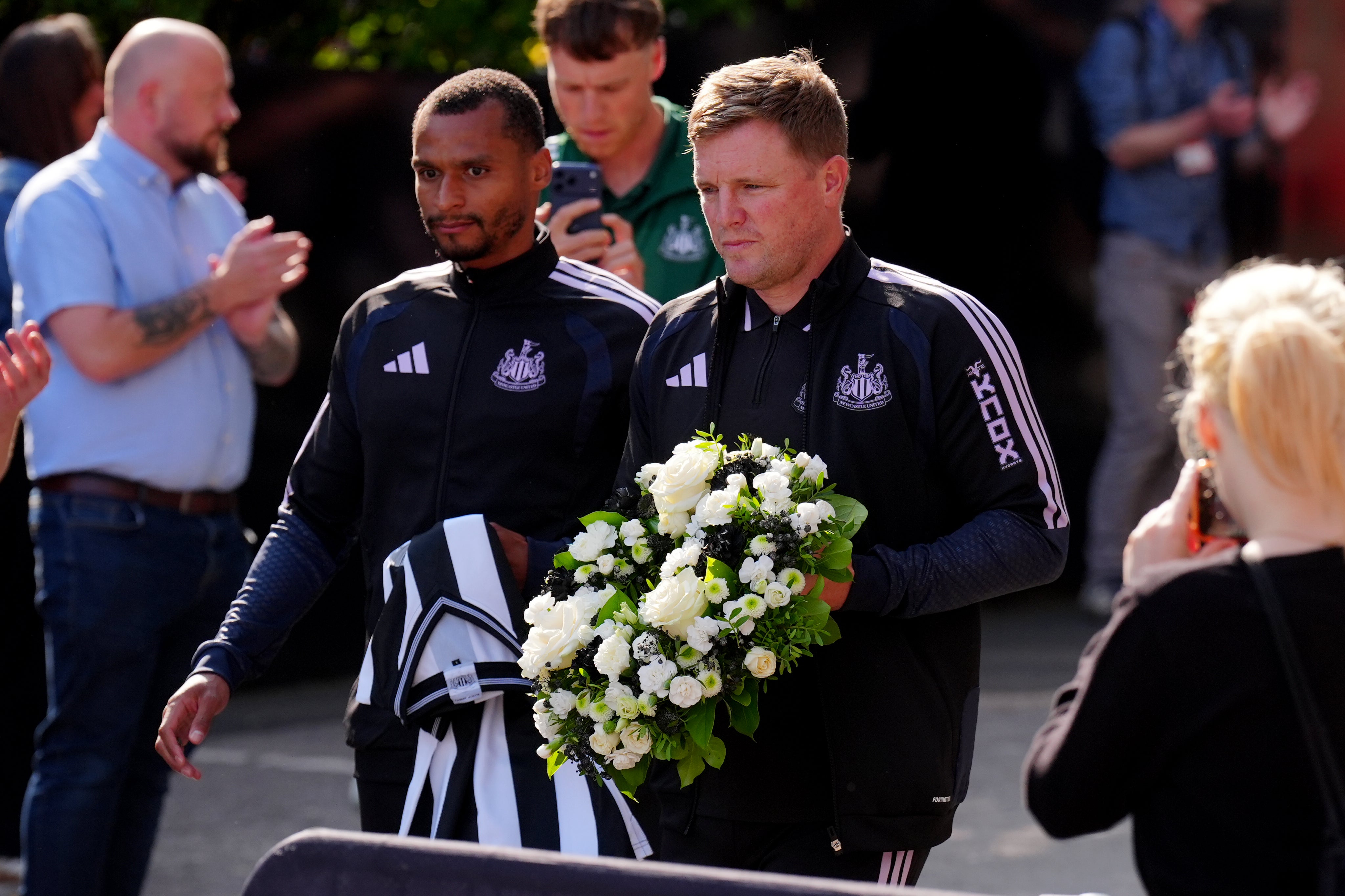 Newcastle United manager Eddie Howe and Jacob Murphy pay tribute at St James' Park following the death of Kevin Keegan