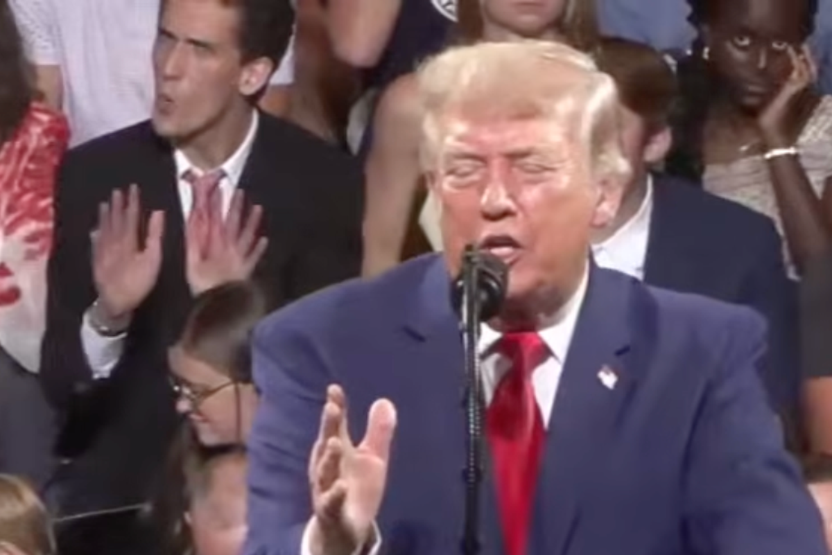 Trump'ın Gürcistan'daki miting konuşması sırasında arkasında oturan adam tarafından taklit edilen kendine özgü el hareketleri