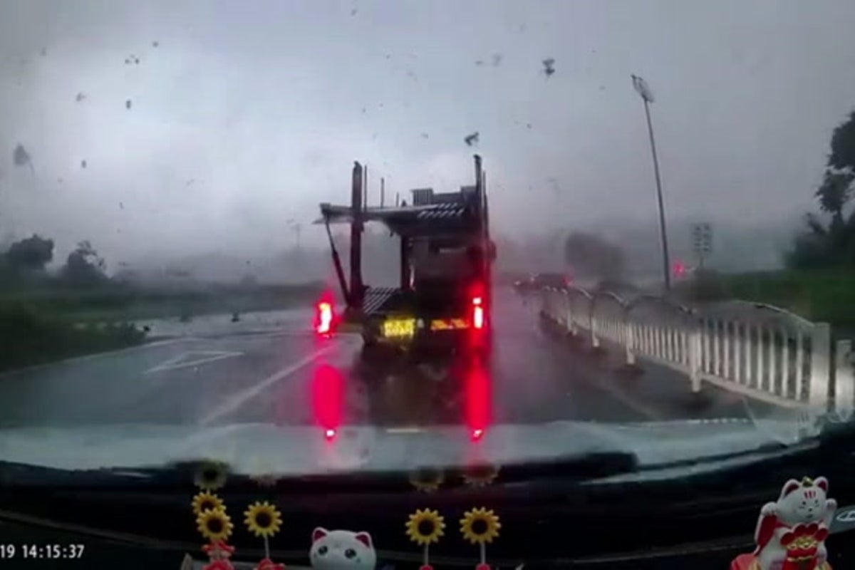 Dramatik videoda Tornado arabayı alıp yolun karşısına fırlatıyor
