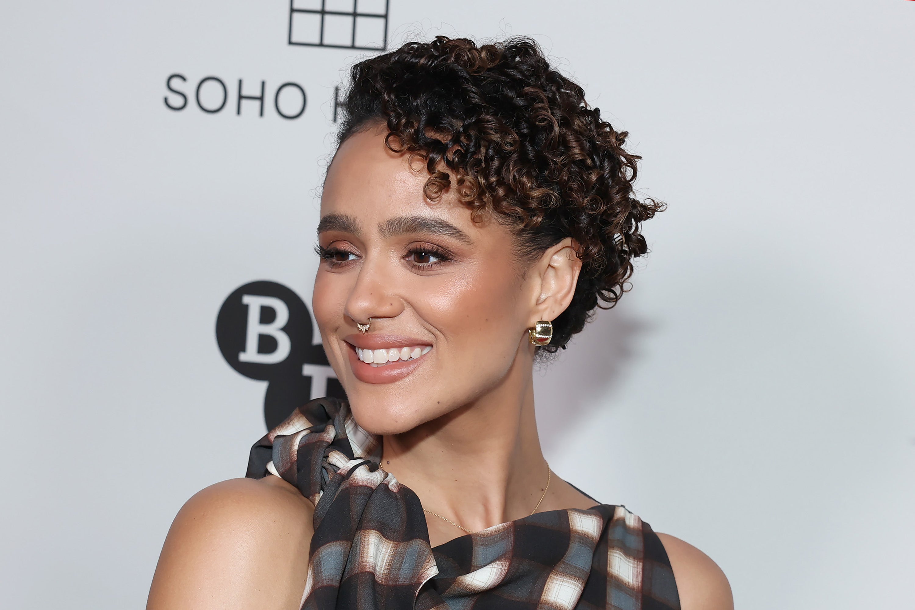 Nathalie Emmanuel sagte, es sollte „Branchenstandard“ sein, psychiatrische Fachkräfte am Set zu haben