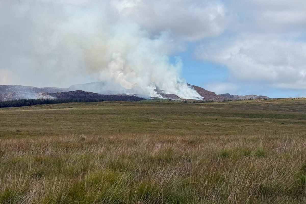 Firefighting helicopter brought in to tackle wildfire at UK beauty spot Firefighting helicopter brought in to tackle wildfire at UK beauty spot