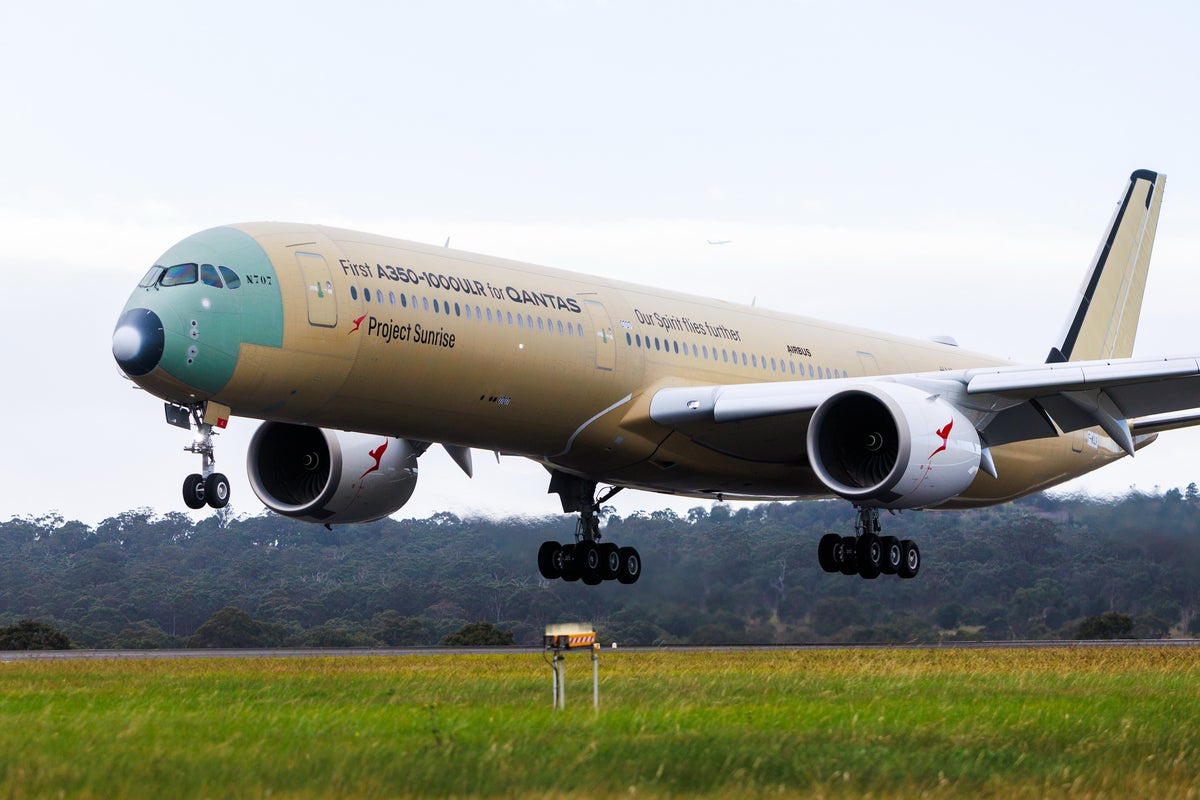 New Qantas plane touches down in Australia after historic 19-hour test flight New Qantas plane touches down in Australia after historic 19-hour test flight