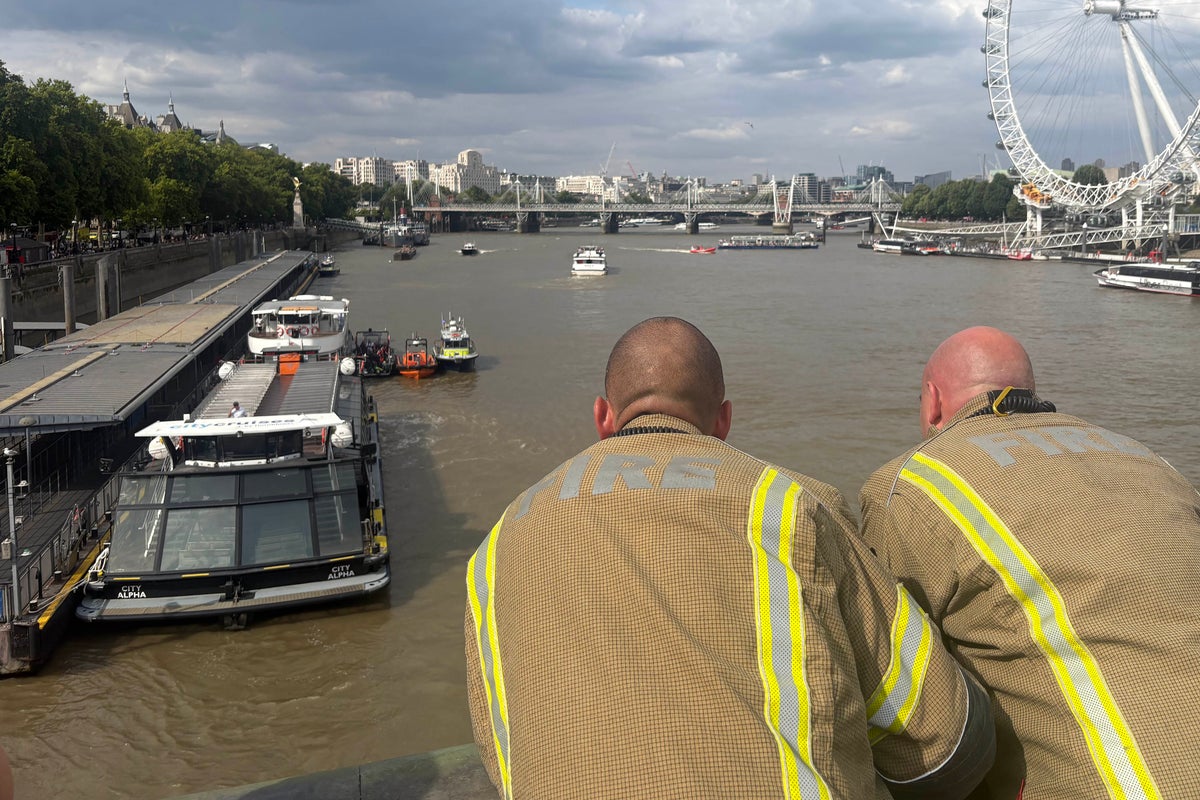 Five police officers injured after boat crashes into Westminster Bridge Five police officers injured after boat crashes into Westminster Bridge