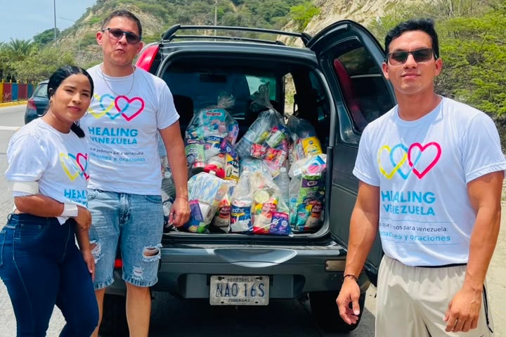 Saddam Cedeño (right) and volunteers at Healing Venezuela (Saddam Cedeño)