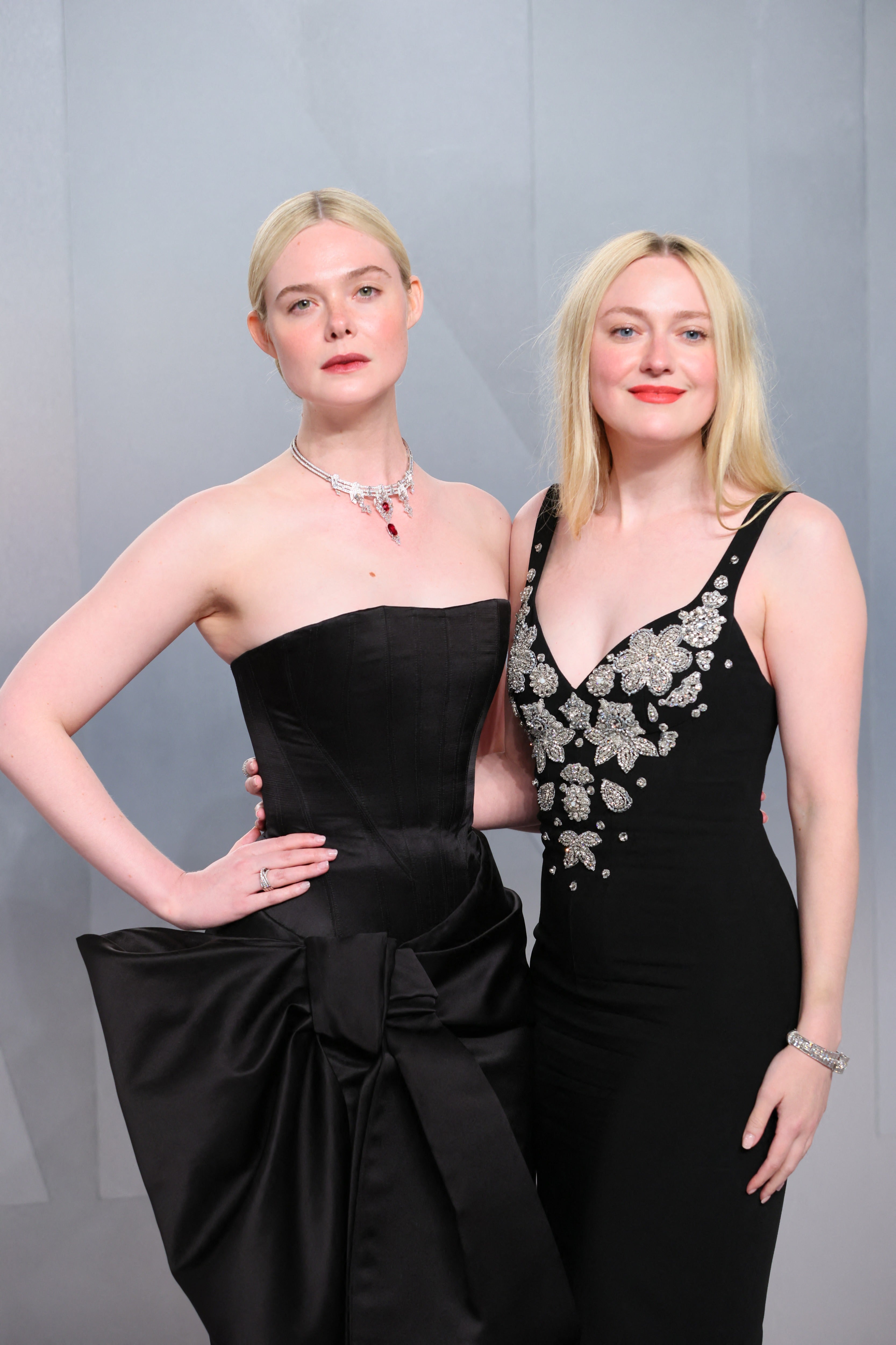 Die Fannings werden das erste Schwesterduo sein, das eine Doppelstern-Zeremonie erhält