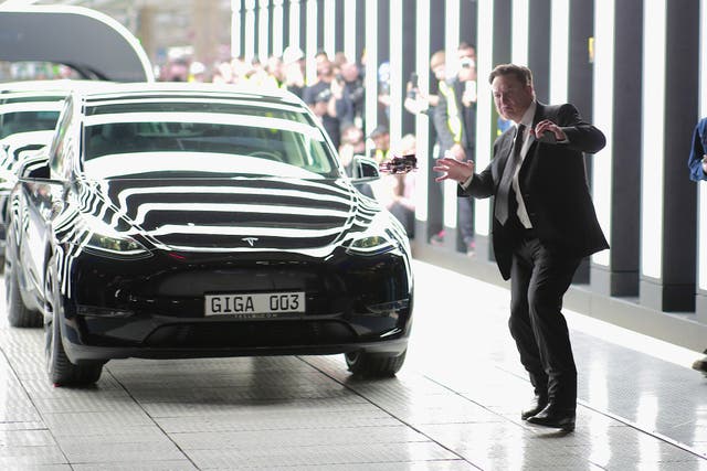Вийшла з-під контролю Tesla в режимі «Insane» в’їхала у будівлю під час тест-драйву, йдеться в позові
