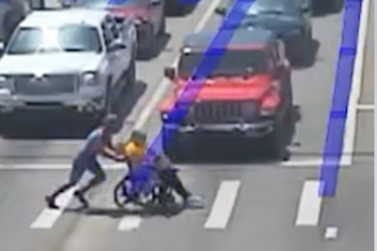 Super-herói do Homem-Aranha ajuda cadeirante a atravessar a rua em estado de choque