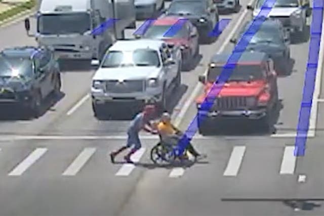 Real-life Spider-Man допоміг чоловіку на візку перейти шість смуг руху у повному костюмі супергероя