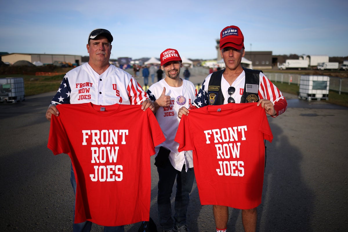 Por dentro dos “Front Row Joes” que seguem Trump por todo o país – e quão pouco ele sabe sobre eles