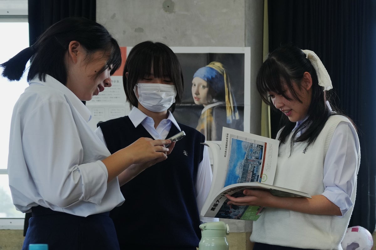 Young Japanese artists turn school blackboards into a hit medium for creativity – UK Times