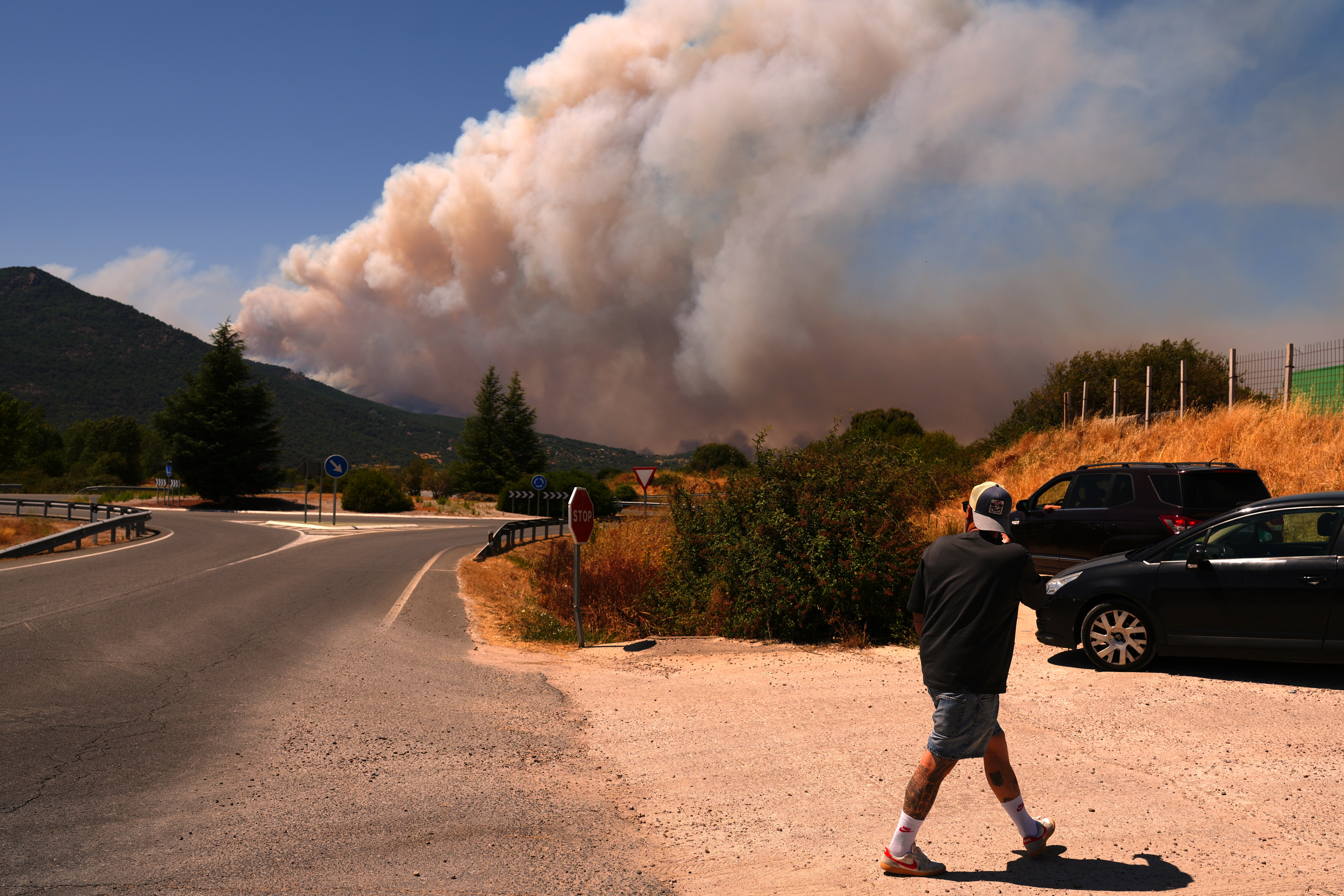 A wildfire advances near San Martin de Valdeiglesias, Ávila province, Spain (Manu Fernandez/AP)