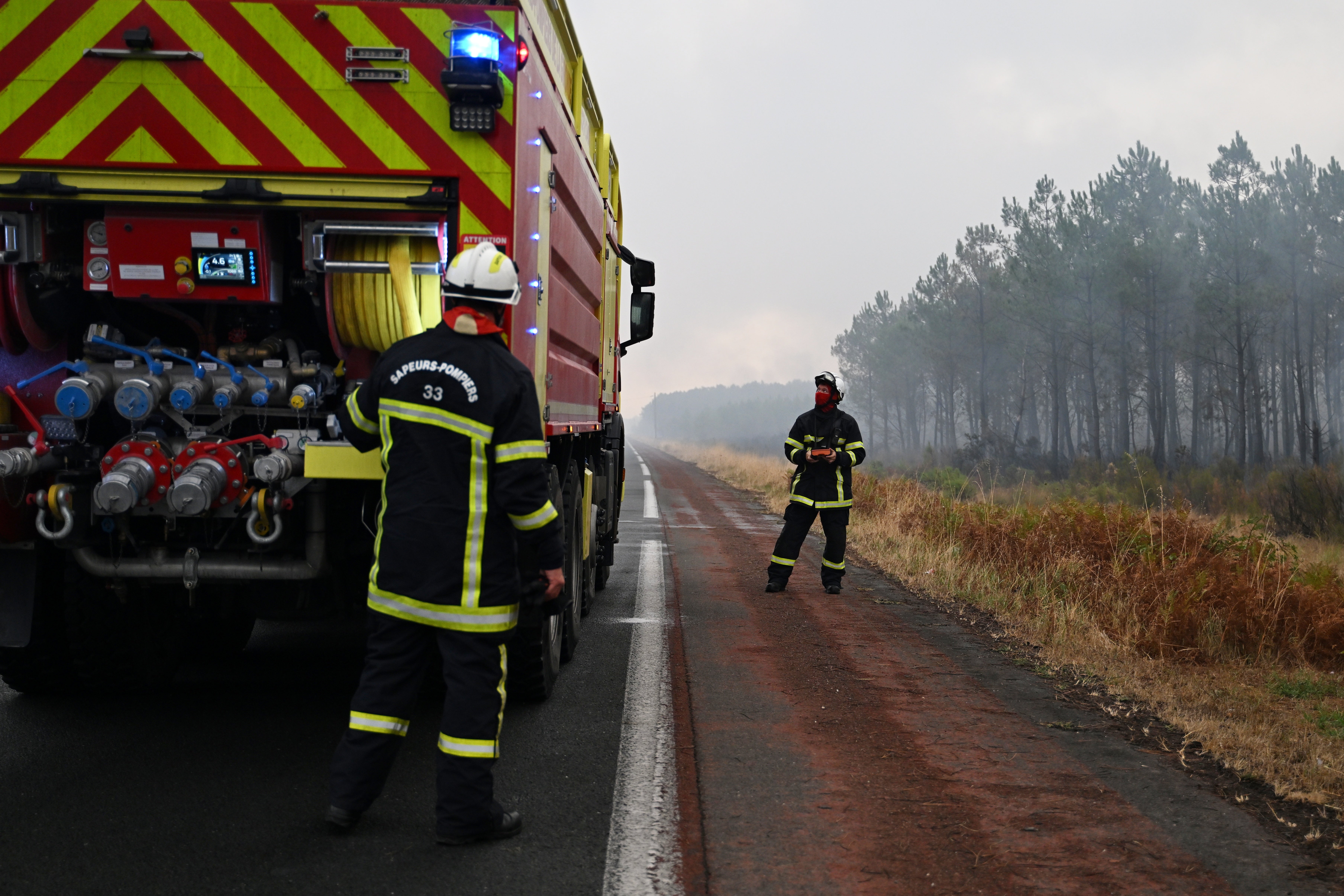 Firefighters work in the smoke in Lanton, in France's Lege-Cap-Ferret region (AP)