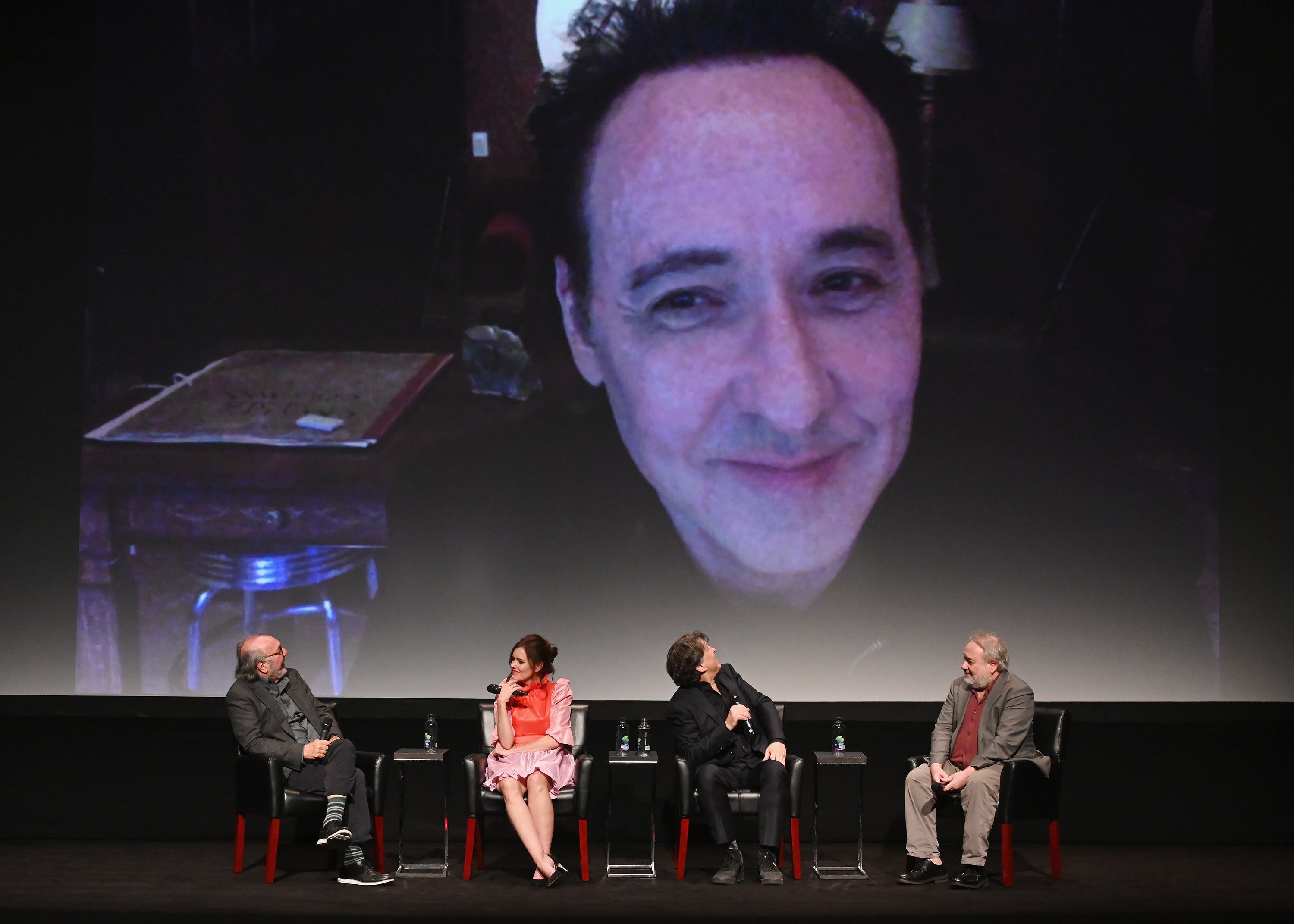 John Cusack trat 2019 per Videoanruf bei der Sondervorführung von „Say Anything“ zum 30-jährigen Jubiläum auf