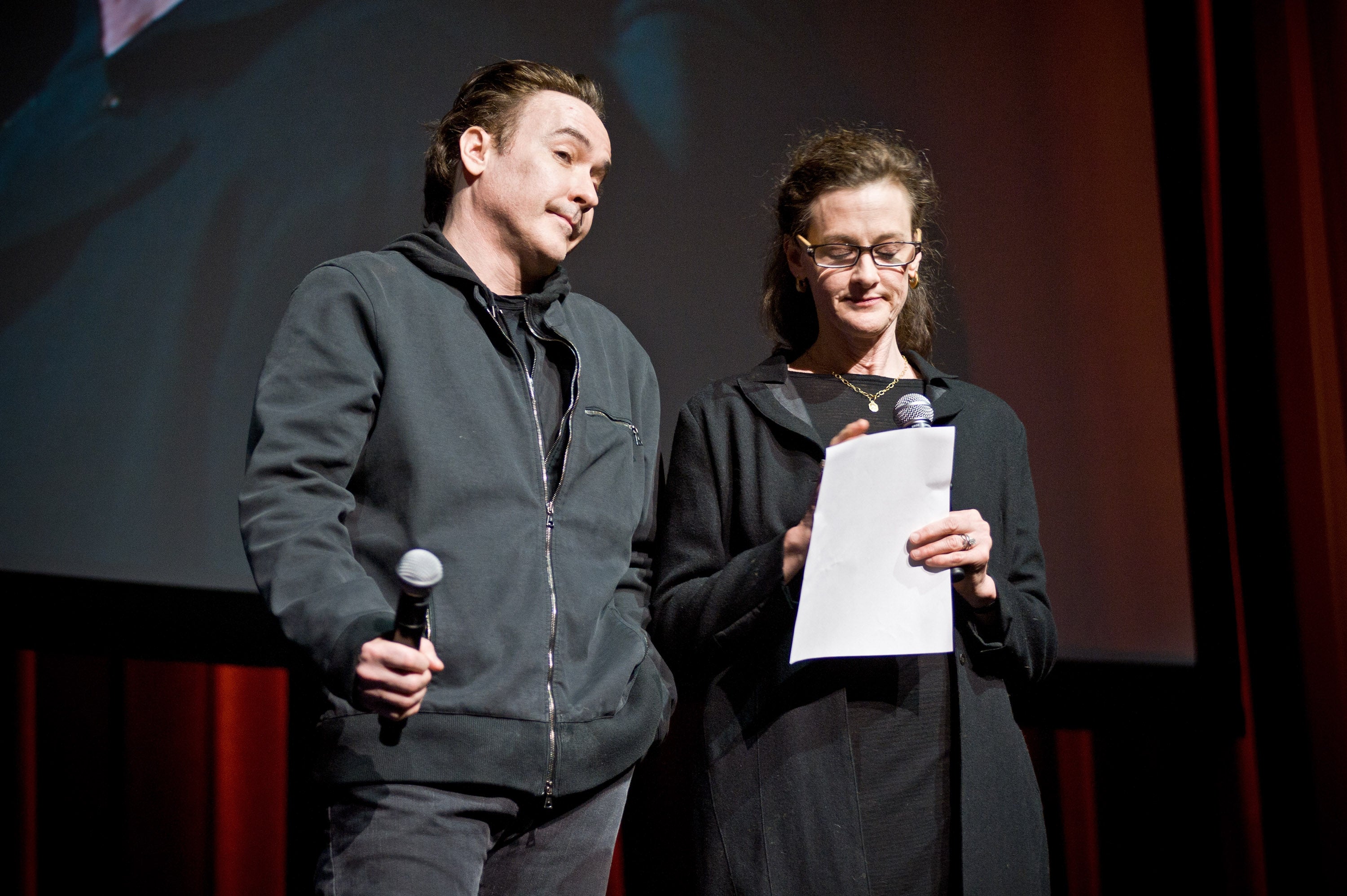 John und Joan Cusack nehmen am 11. April 2013 an der Roger Ebert Memorial Tribute im Chicago Theatre teil