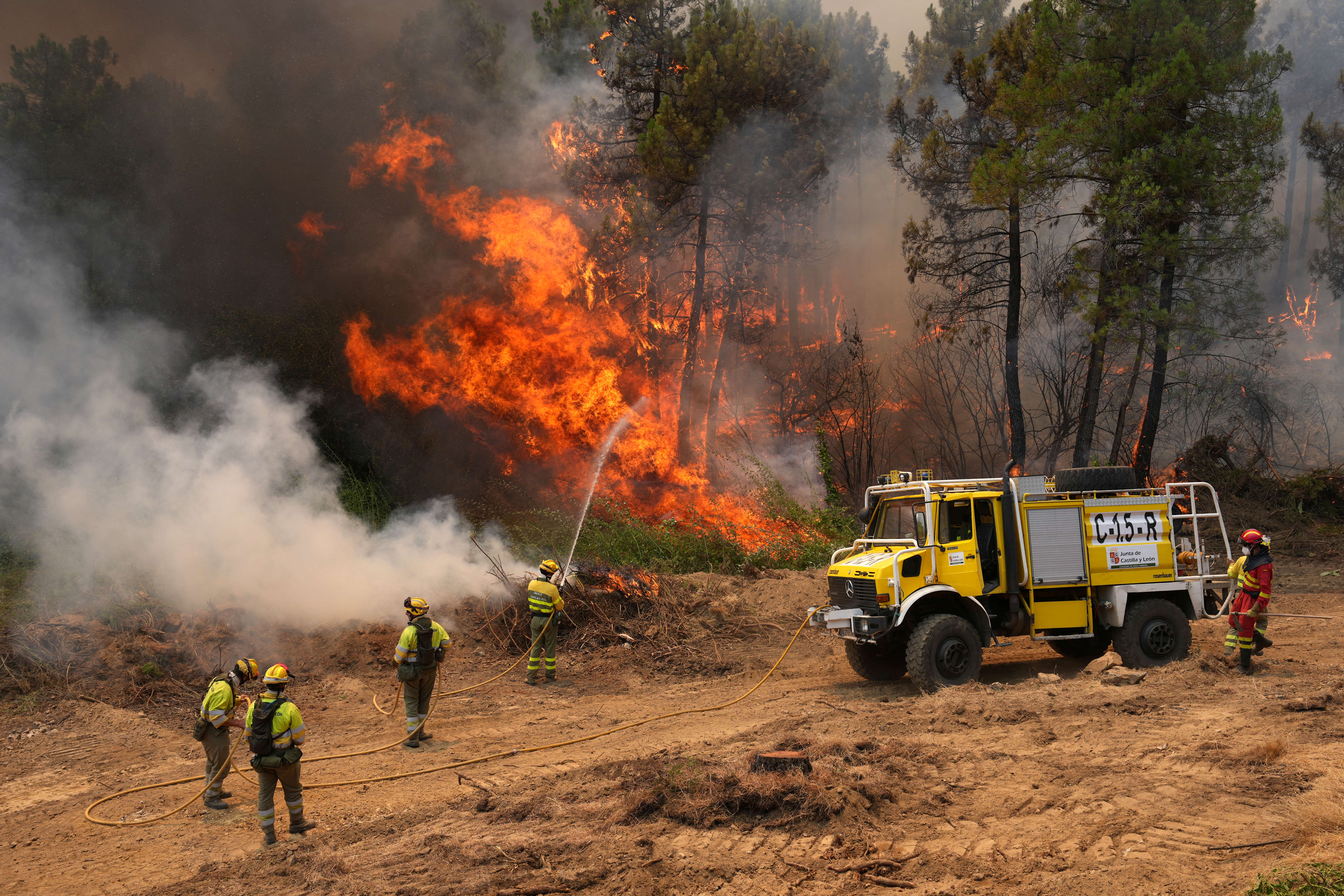 Spain's Military Emergencies Unit and firefighters battle flames in El Tiemblo, 80km west of Madrid