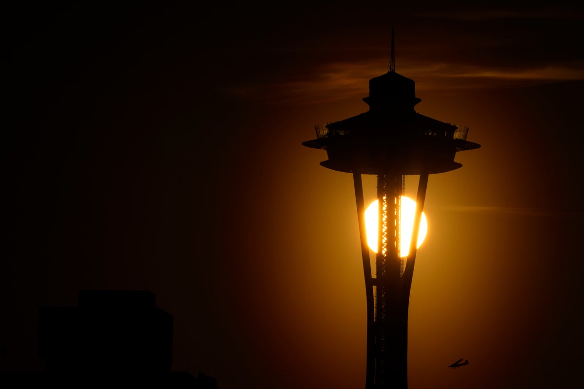 Seattle police are searching for two men who parachuted from the Space Needle – UK Times