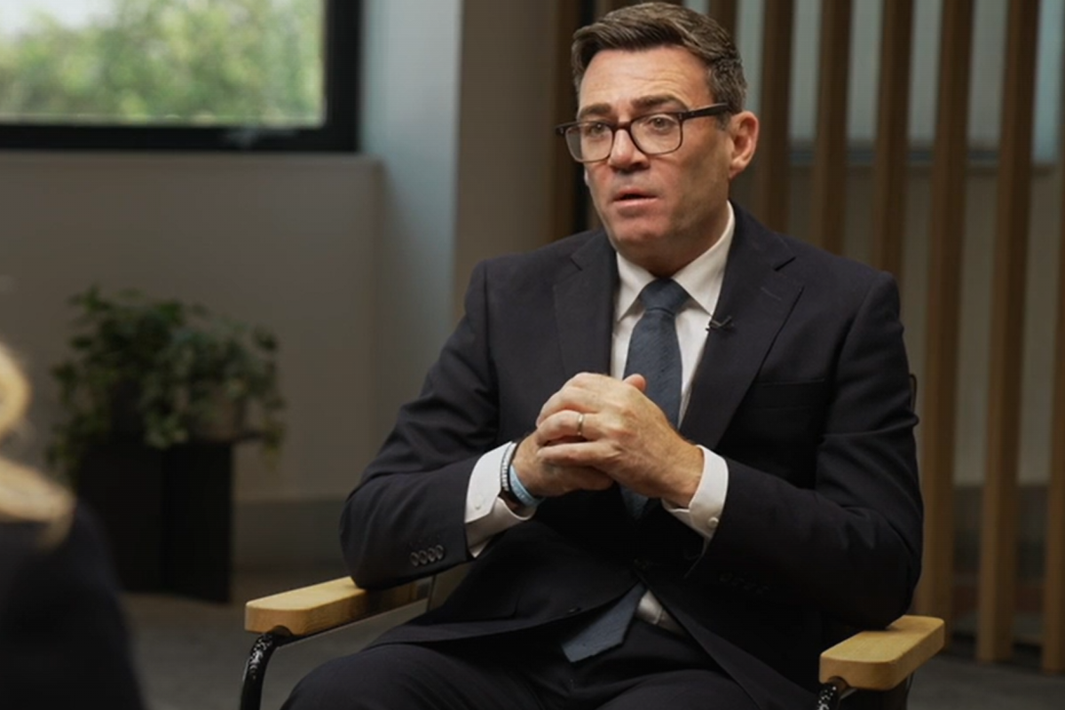 Burnham promete enfrentar Trump e encontrar dinheiro para defesa