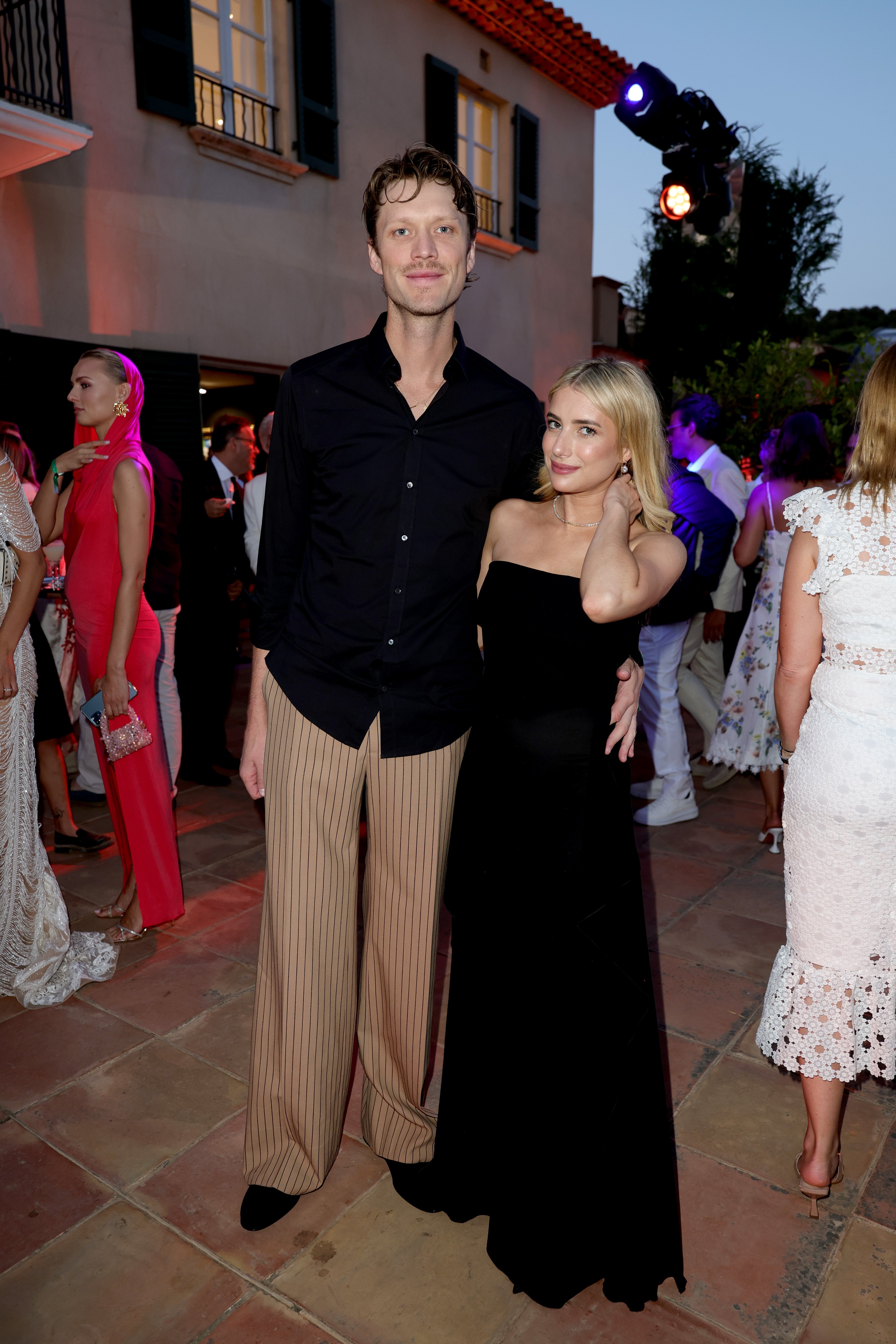 Laut der Zeitschrift Vogue heiratete Emma Roberts, die Tochter des Schauspielers Eric Roberts und Nichte der Schauspielerin Julia Roberts, am Samstag in einer Zeremonie in Idaho Cody John